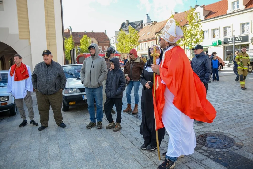 Pojazdy retro znów zawitały do Jarocina. Rajd Pojazdów Zabytkowych "Śladami Rezydencji Ziemiańskich [ZDJĘCIA] - Zdjęcie główne