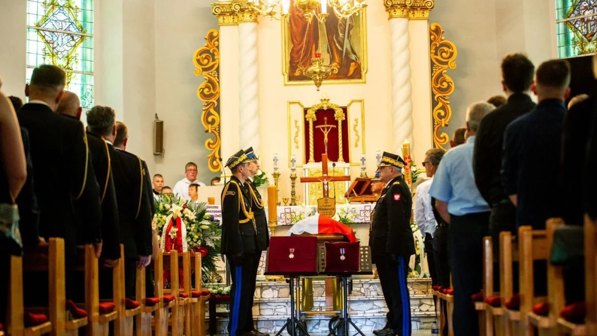 Oddali życie na służbie. Uroczystości pogrzebowe strażaków, którzy zginęli w pożarze kamienicy w Poznaniu - Zdjęcie główne