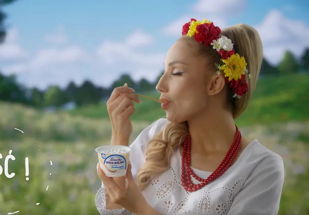 Cleo w bluzce ze snutką golińską w reklamie serka