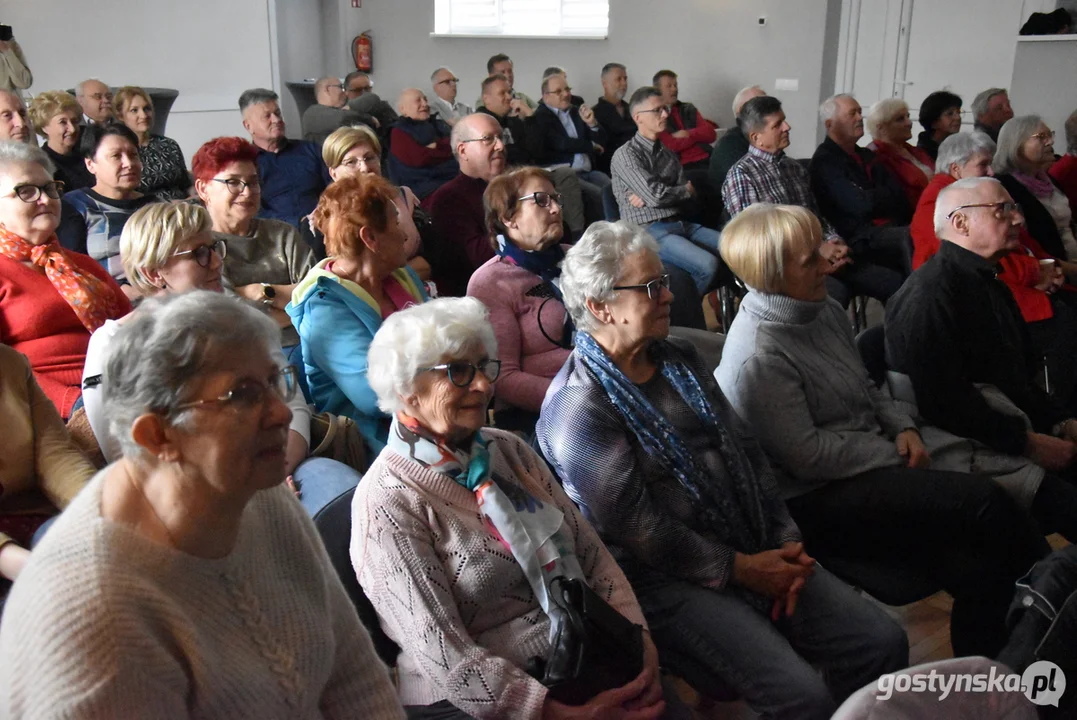 110. rocznica powstania Towarzystwa Gimnastycznego "Sokół" w Piaskach. Odsłonięcie zabytkowego godła