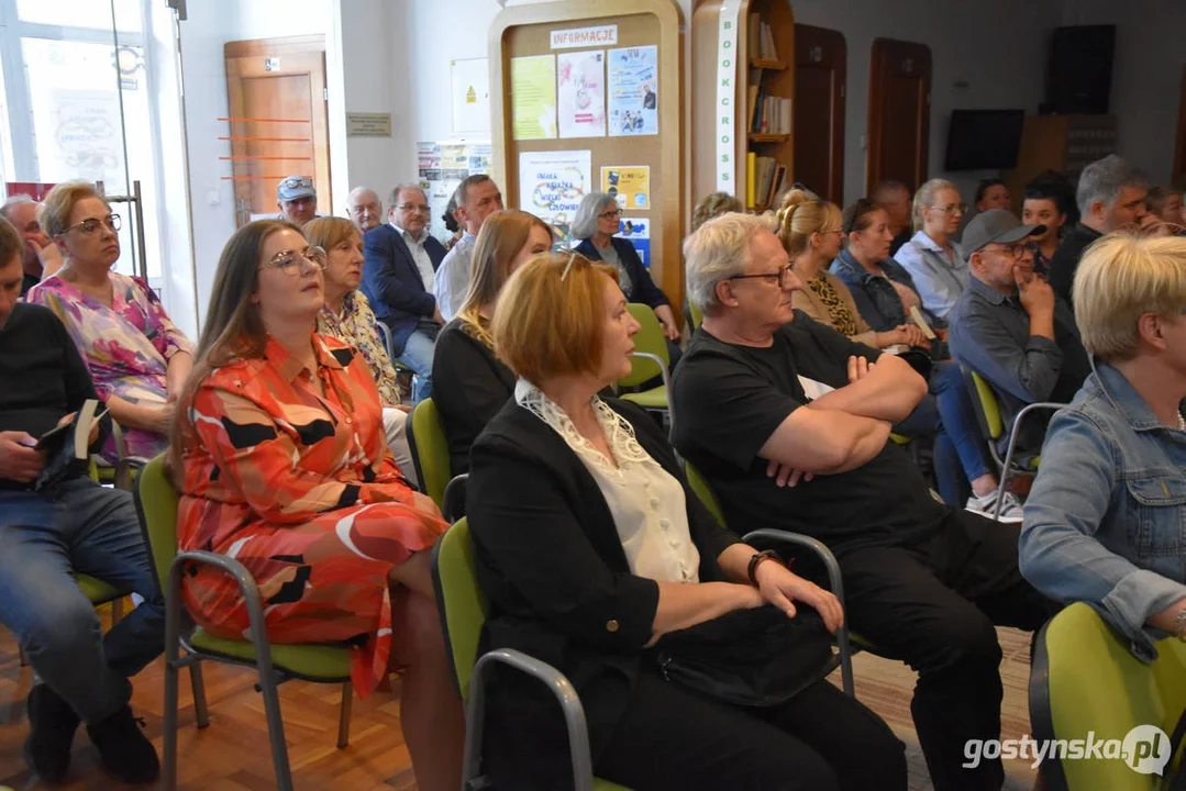 Spotkanie autorskie Grzegorza Skorupskiego w gostyńskiej bibliotece. Opowiadania "Czekając na wiatr"