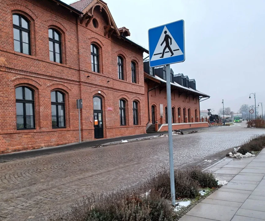 Brak pasów koło biblioteki w Pleszewie