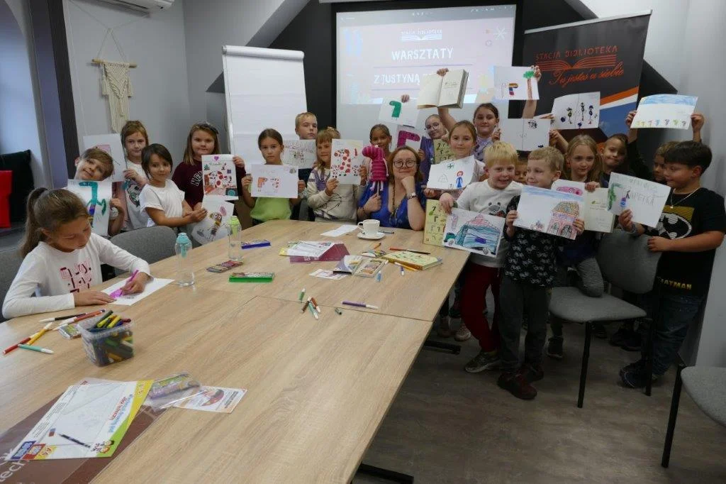 Spotkanie z pisarką Justyną Bednarek w pleszewskiej bibliotece [ZDJĘCIA] - Zdjęcie główne