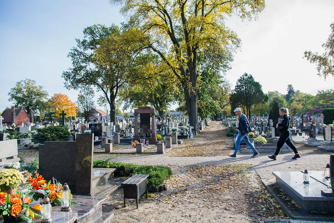 Zajrzeliśmy na jarocińskie cmentarze przed Wszystkimi Świętymi [ZDJĘCIA] - Zdjęcie główne