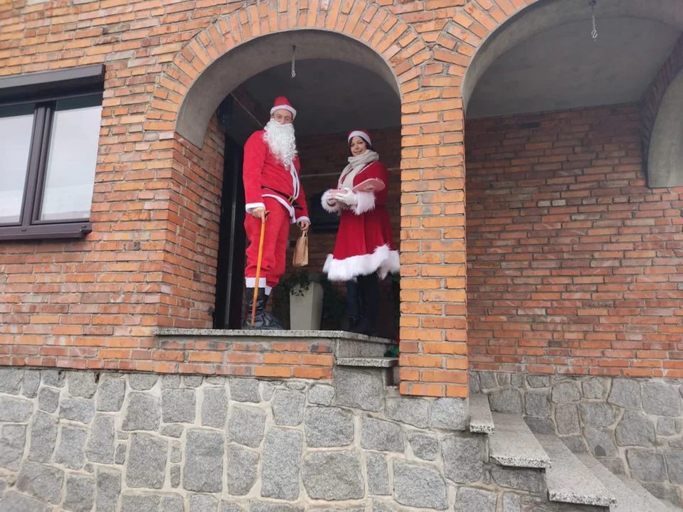 Do Kosowa Święty Mikołaj przyjechał bryką z reniferami-kucami