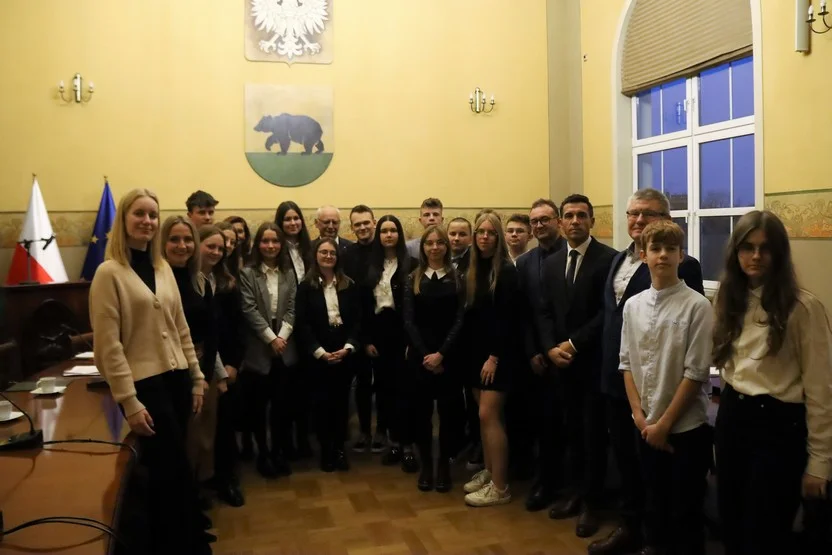 Ślubowania, wybory prezydium i członków komisji rewizyjnej. V kadencja Młodzieżowej Rady Gminy Rawicz rozpoczęta [FOTO] - Zdjęcie główne