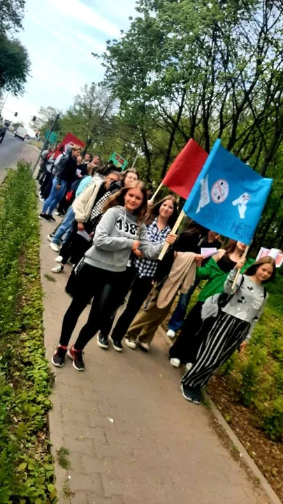 Uczniowie Szkoły Podstawowej nr 3 w Jarocinie protestowali przeciwko hejtowi