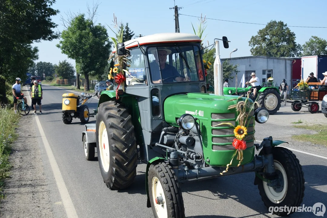 Parada zabytkowych pojazdów na dożynkach powiatowych na Świętej Górze 2025