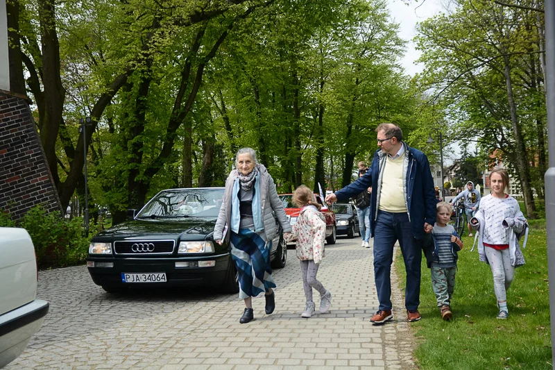 Wystawa zabytkowych pojazdów w Jarocinie z okazji Święta Flagi