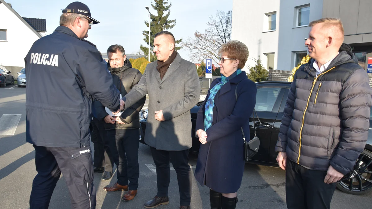 Nieoznakowany radiowóz policyjny, pościgowy marki Cupra - oficjalne przekazanie do KPP w Gostyniu