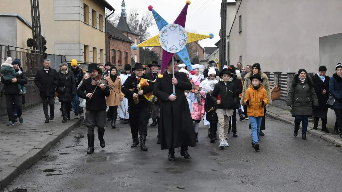 Kolędowanie w Domachowie. Zdarzali się i tacy, którzy nie żałowali izby i wpuszczali do środka, aby wspólnie śpiewać - Zdjęcie główne