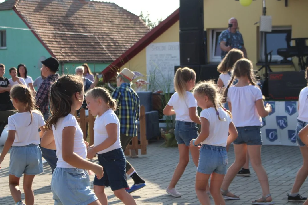 Tłumy na dożynkach wiejskich w Twardowie