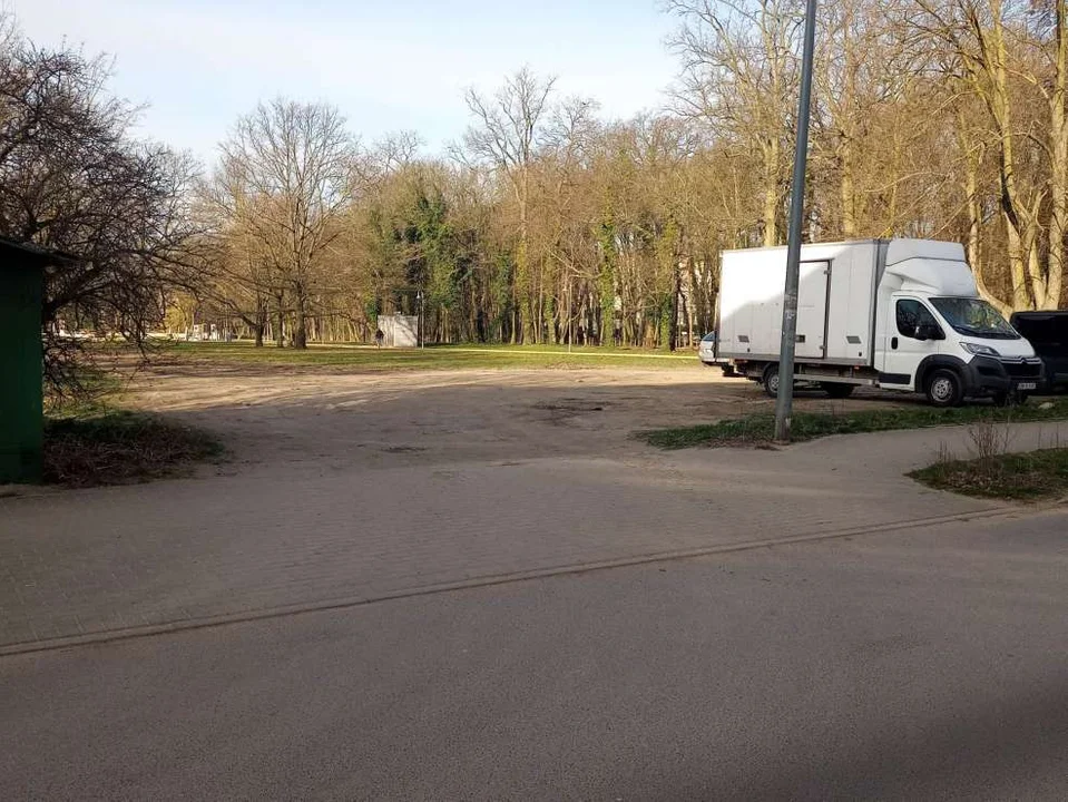 Gmina Jarocin chce pobudować parking na osiedlu 1000-lecia. Jest miejsce - Zdjęcie główne