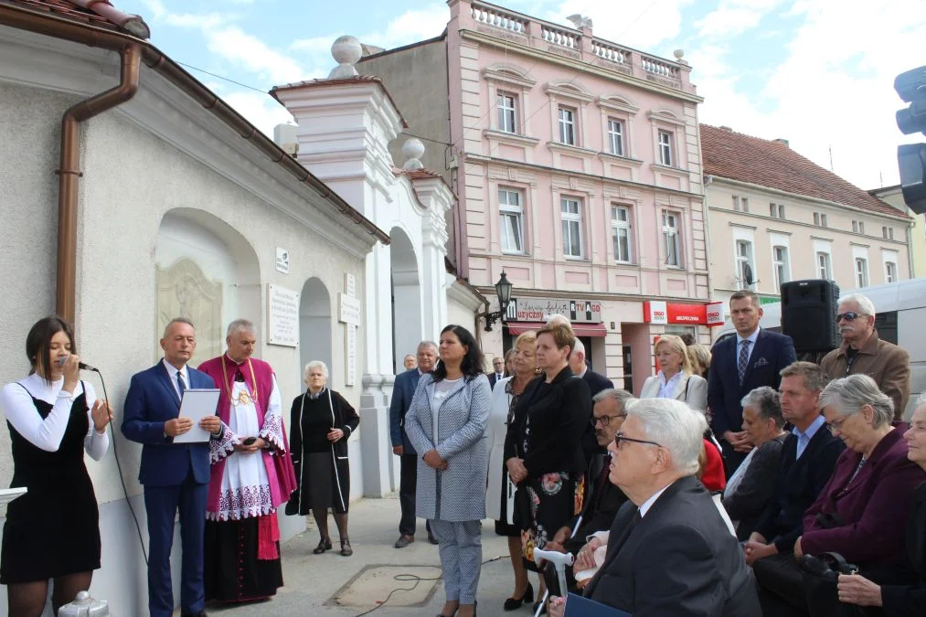 Jarocin. Odsłonięcie tablicy poświęconej kolporterom gazety konspiracyjnej "Dla Ciebie, Polsko" i koncert patriotyczny w JOK-u