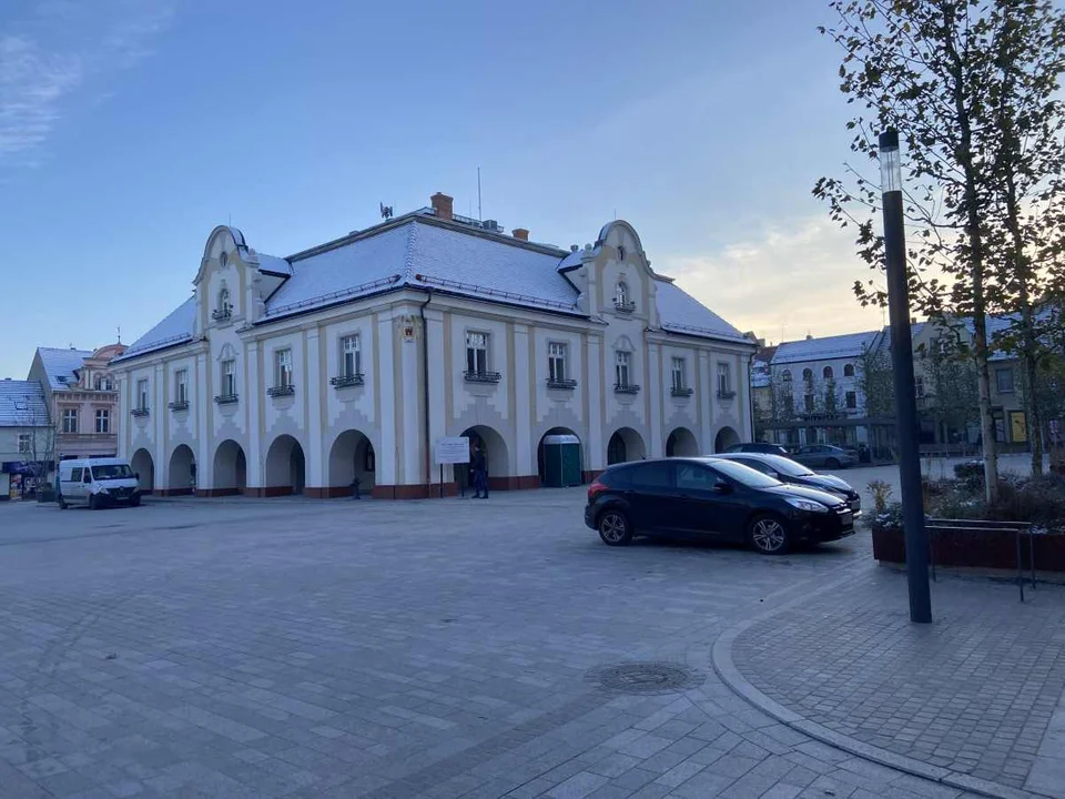 Parkują na wyremontowanym rynku w Jarocinie. Czy tak powinno być [SONDA] - Zdjęcie główne