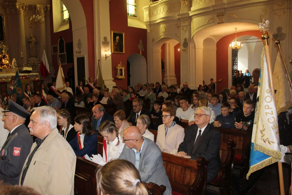 Jarocin. Odsłonięcie tablicy poświęconej kolporterom gazety konspiracyjnej "Dla Ciebie, Polsko" i koncert patriotyczny w JOK-u