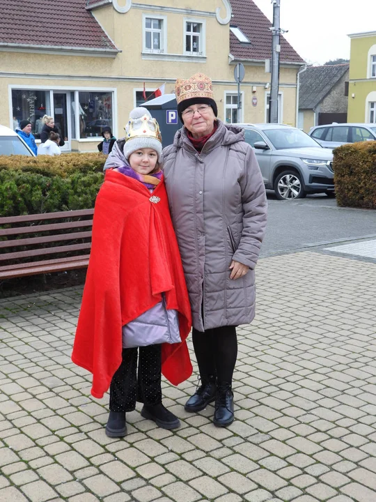 Orszak Trzech Króli i koncert kolęd w kościele w Piaskach Wlkp.