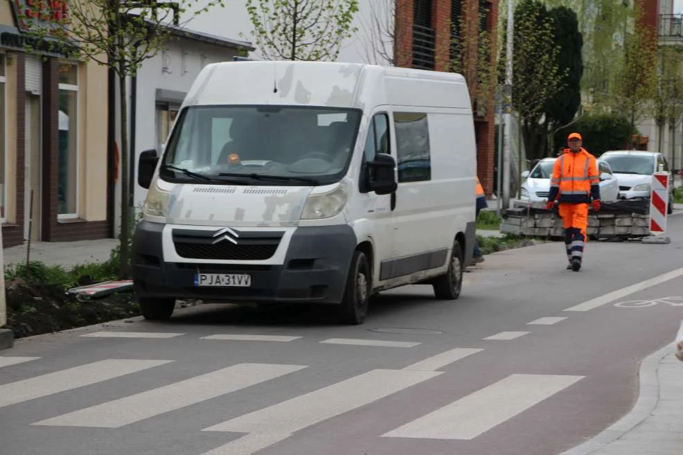 Ciężarówki rozjeżdżają nowe uliczki w centrum Jarocina