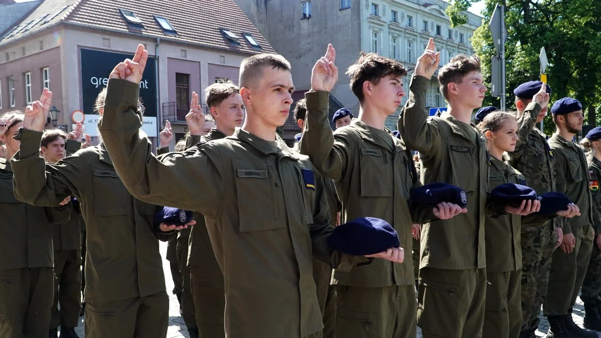 Dzień Kadeta w Rawiczu. Przemówienia, złożenie wiązanek kwiatów, ślubowanie, pochód i zawody [ZDJĘCIA, FILM] - Zdjęcie główne