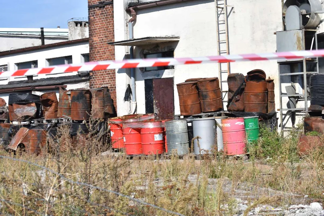 Przełom w sprawie porzuconych chemikaliów. Gmina dostała miliony na usunięcie beczek