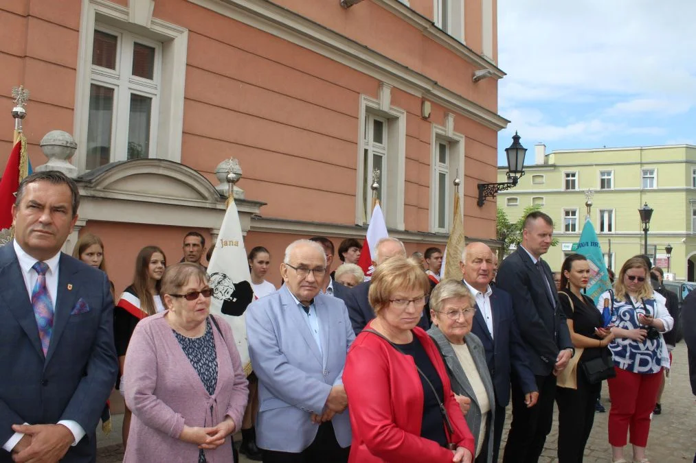 Jarocin. Odsłonięcie tablicy poświęconej kolporterom gazety konspiracyjnej "Dla Ciebie, Polsko" i koncert patriotyczny w JOK-u