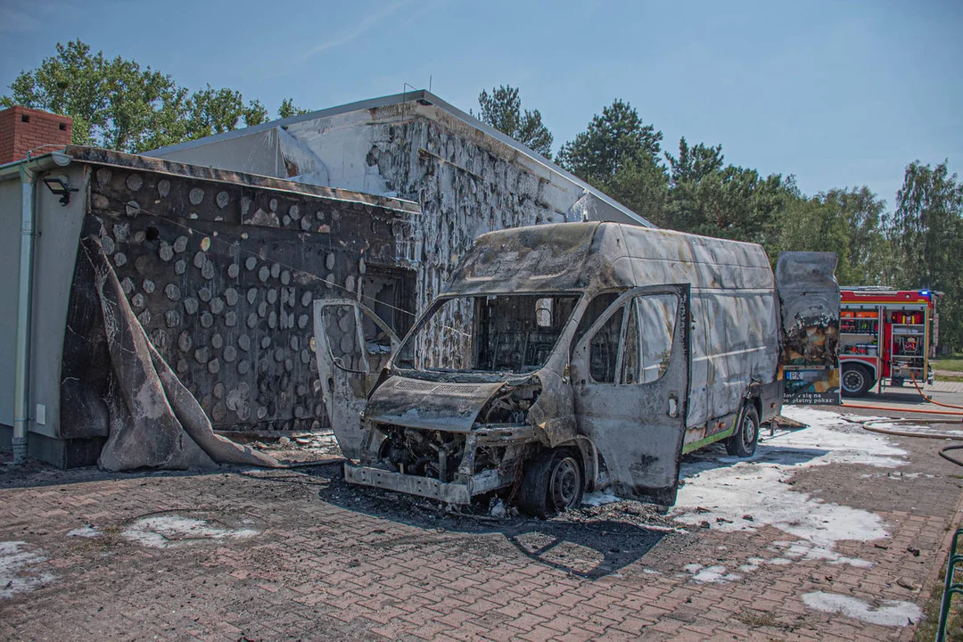 Krotoszyn. Pożar samochodu dostawczego i zniszczona elewacja budynku - Zdjęcie główne