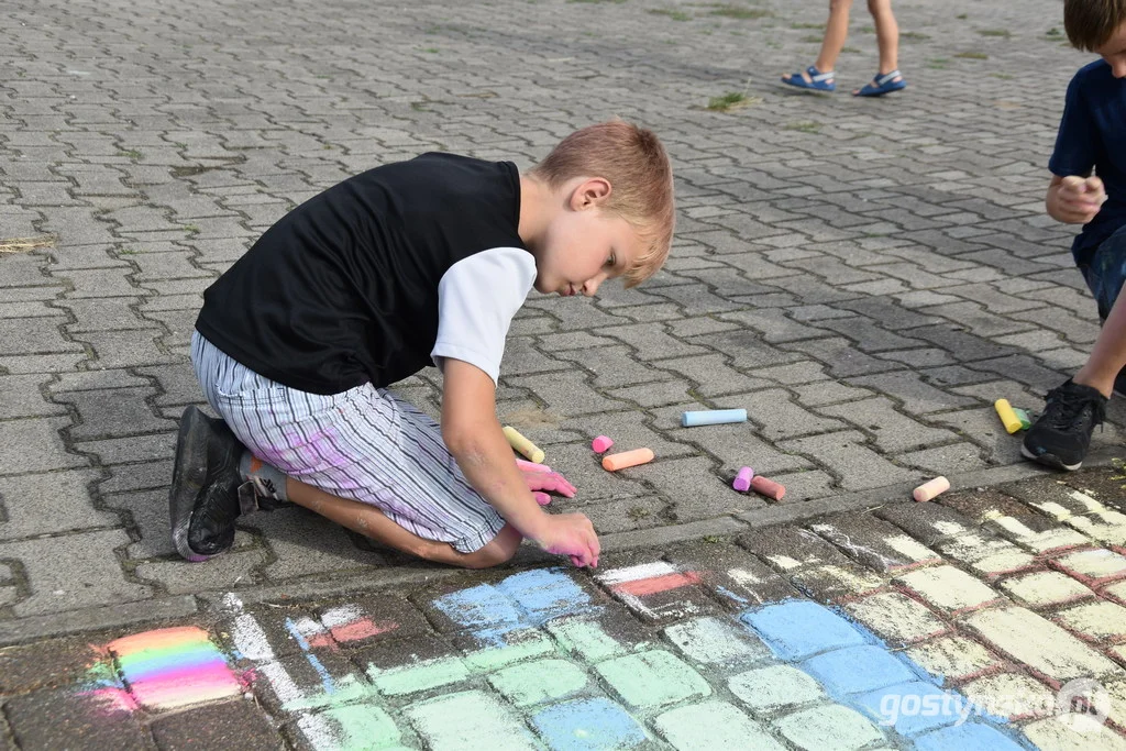 Dzieci z Gostynia malowały schody na Górę Zamkową