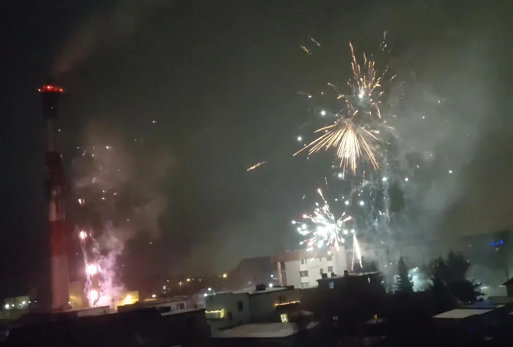 Nagrał nocny pokaz fajerwerków nad miastem. Pokazał film i apeluje [WIDEO]