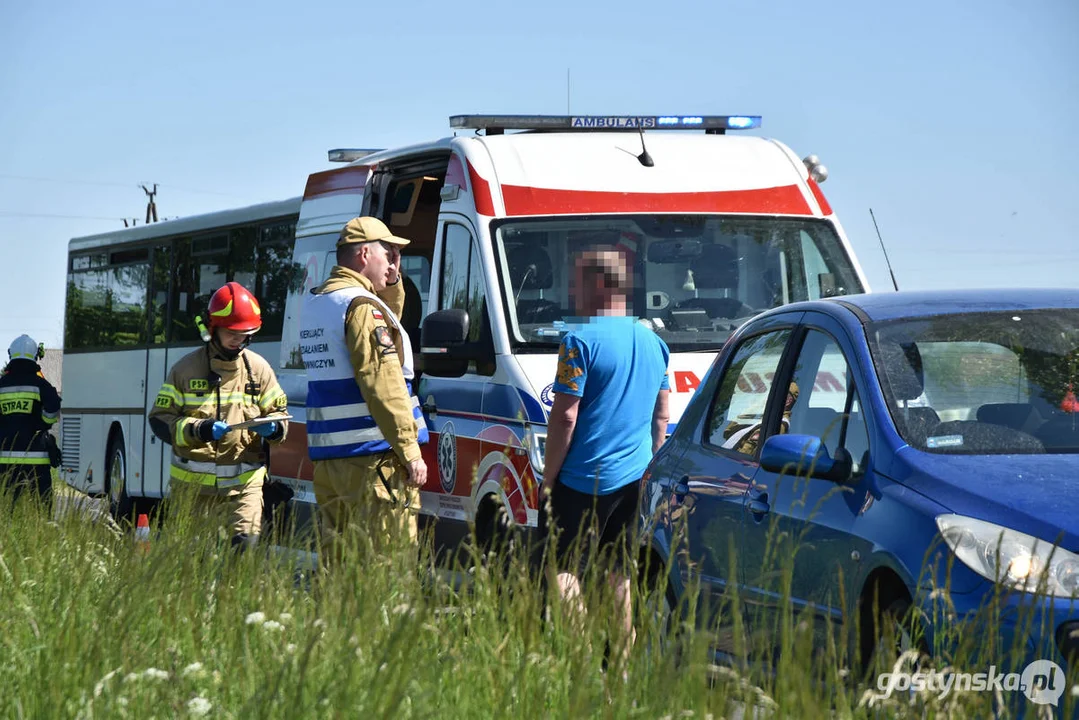 Kolizja na drodze powiatowej w Lipiu (gm. Piaski). Przewrócony samochód w polu