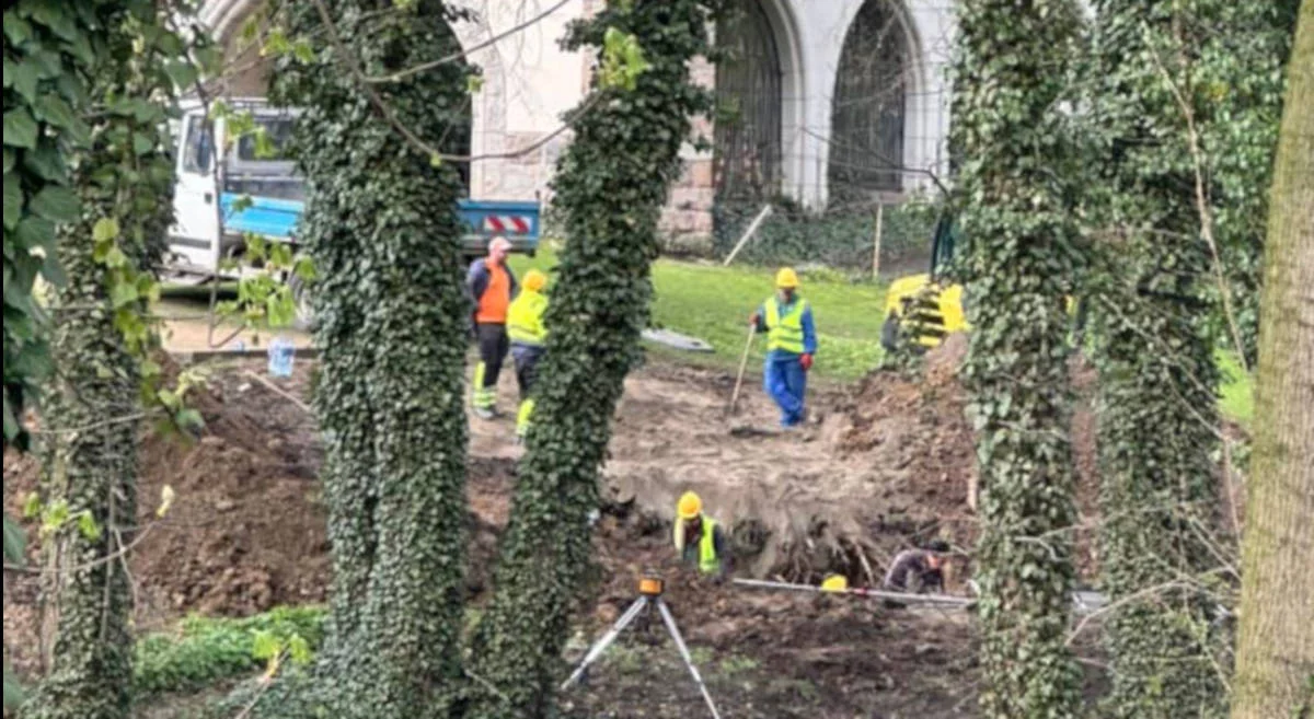 Trwa budowa kładek w parku Radolińskich w Jarocinie