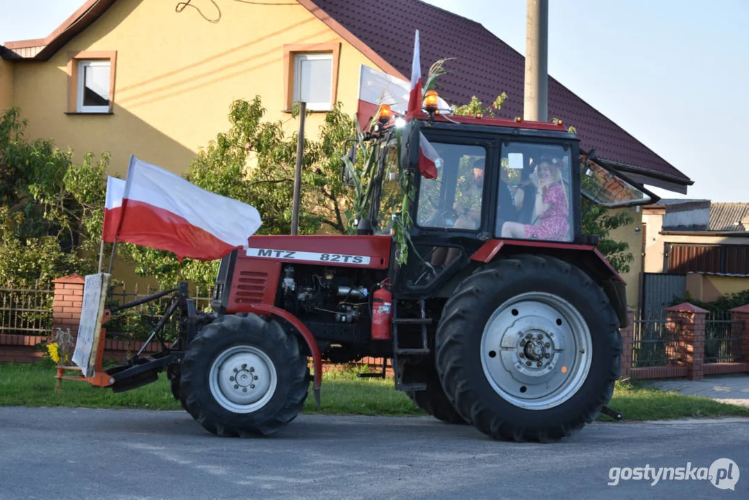 Dożynki 2024 w Skokowie rozpoczął korowód pojazdów rolniczych