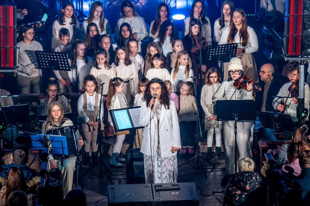 Schola Lenartowicka i Sound of Heaven zagrali w pleszewskiej farze koncert kolęd [ZDJĘCIA] - Zdjęcie główne