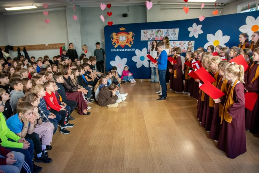 Uczniowie Zespołu Szkół Społecznych świętowali Dzień Kobiet