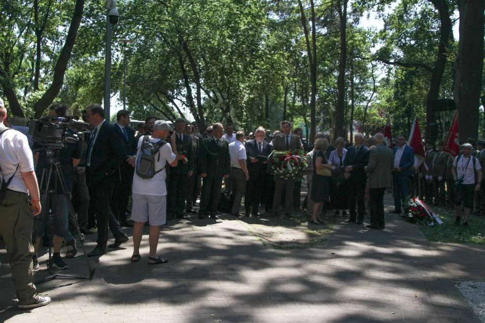 Odsłonięcie pominka profesora Jana Szyszko w asyście policji