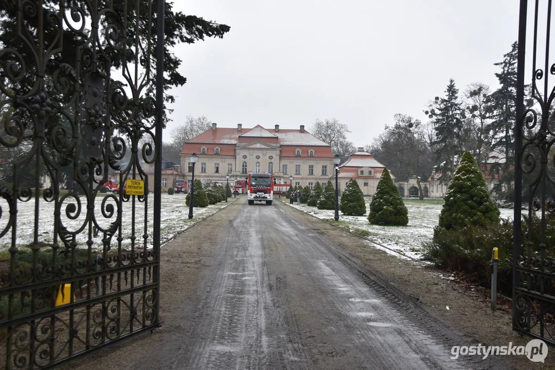 Pożar pałacu w Pępowie. Straż pożarna porządkuje pogorzelisko