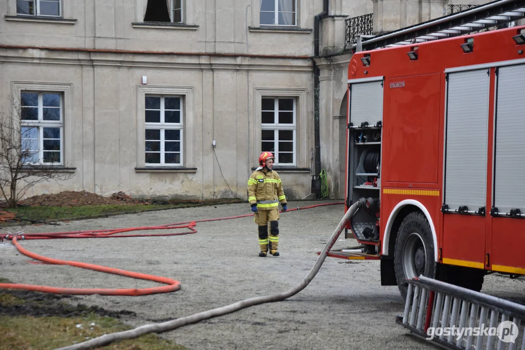 Pożar pałacu w Pępowie. Straż pożarna porządkuje pogorzelisko