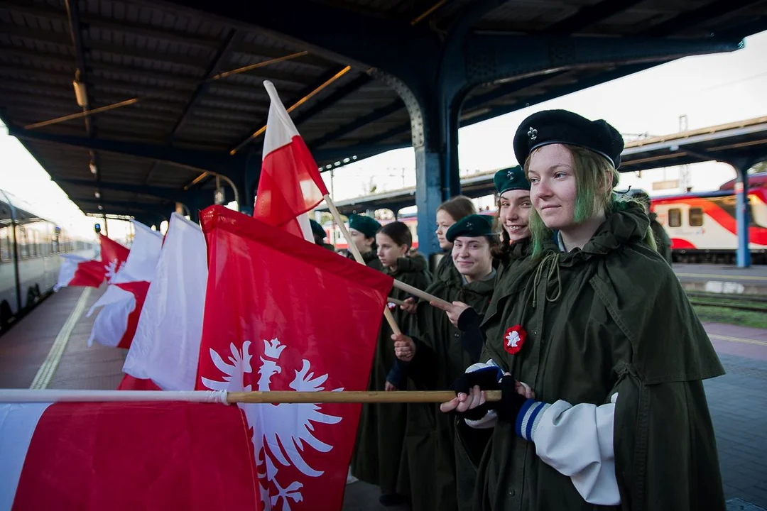 Harcerze werblem i dzwonkiem "budzili śpiących" na dworcu w Jarocinie