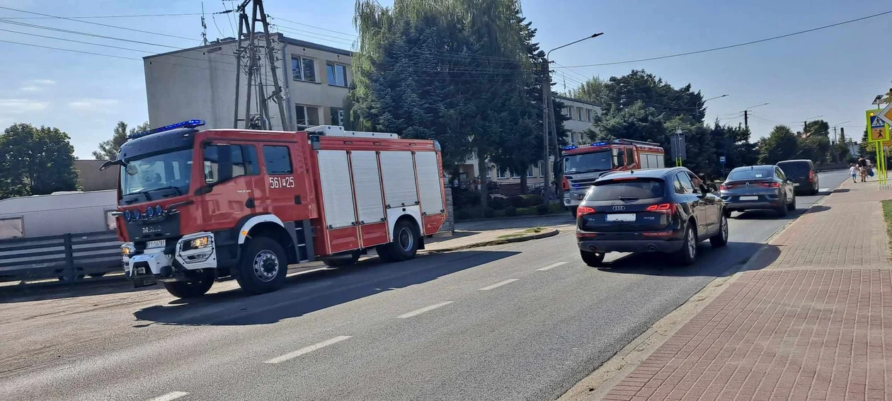 Ewakuowali mieszkańców bloku i uczniów ze szkoły w Kowalewie. Przyczyną był wyciek gazu - Zdjęcie główne