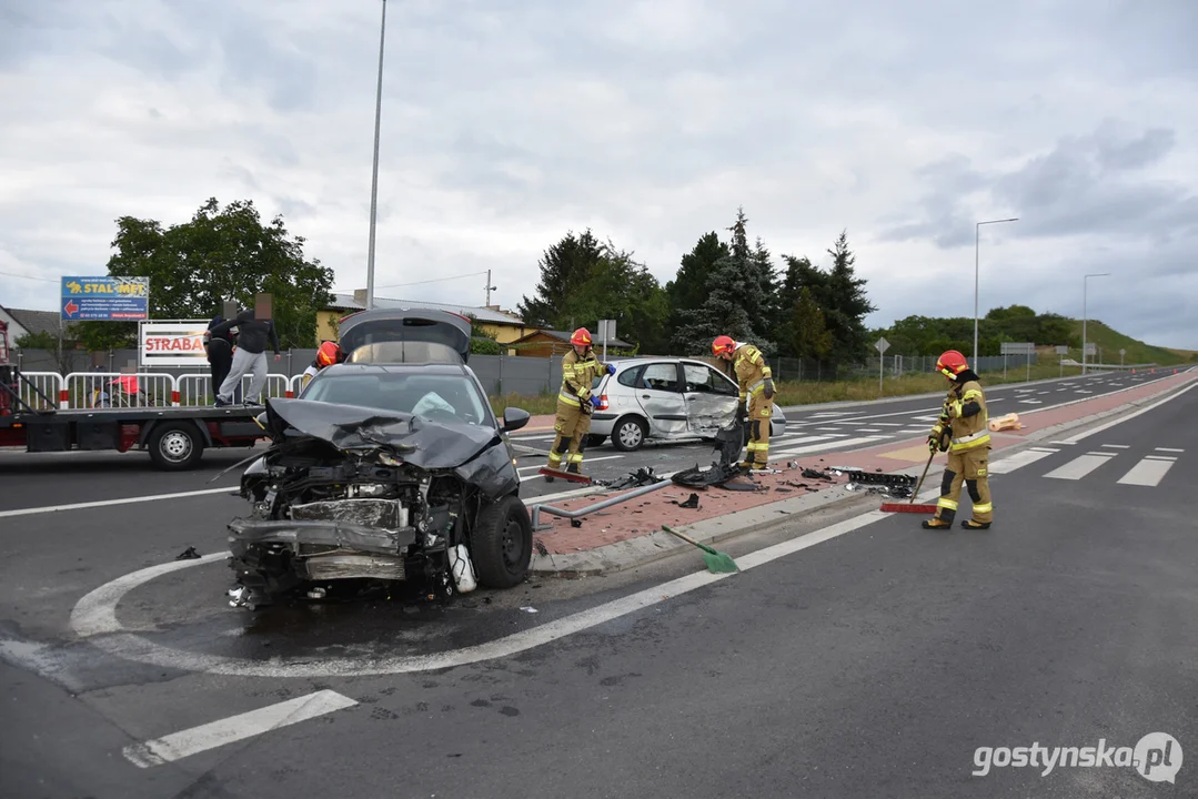 Zderzenie dwóch samochodów na skrzyżowaniu w Gostyniu