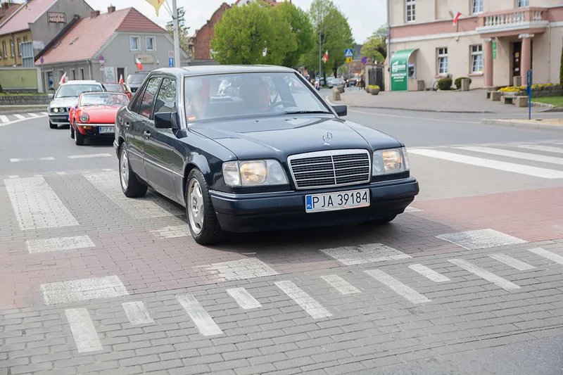 Wystawa zabytkowych pojazdów w Jarocinie z okazji Święta Flagi