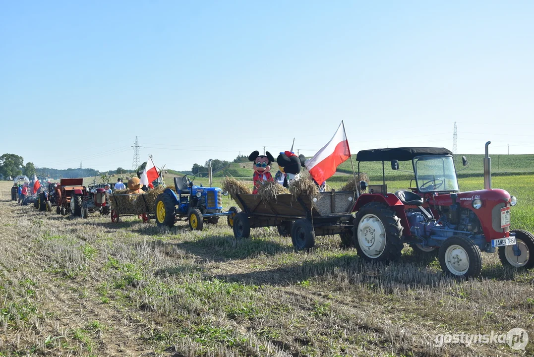 Parada zabytkowych pojazdów podczas dożynek powiatowych na Świętej Górze 2023