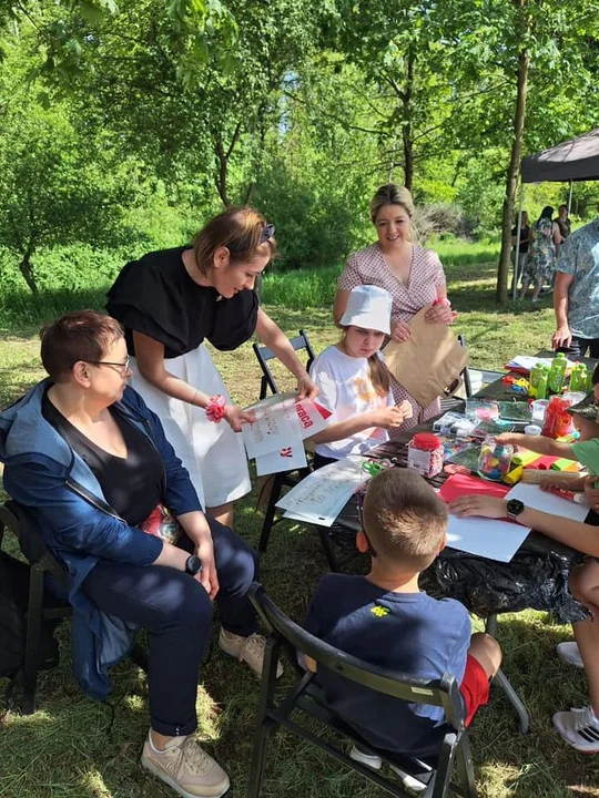 Weseli Ogrodnicy na drezynach. Piknik dla Fundacji Ogród Marzeń na stacji Brzostów Wlkp.