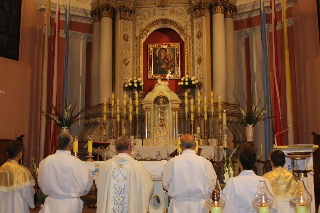 Uroczystość Matki Bożej Cieleckiej w parafii św. Małgorzaty w Cielczy z zawierzeniem KGW z gminy Jarocin