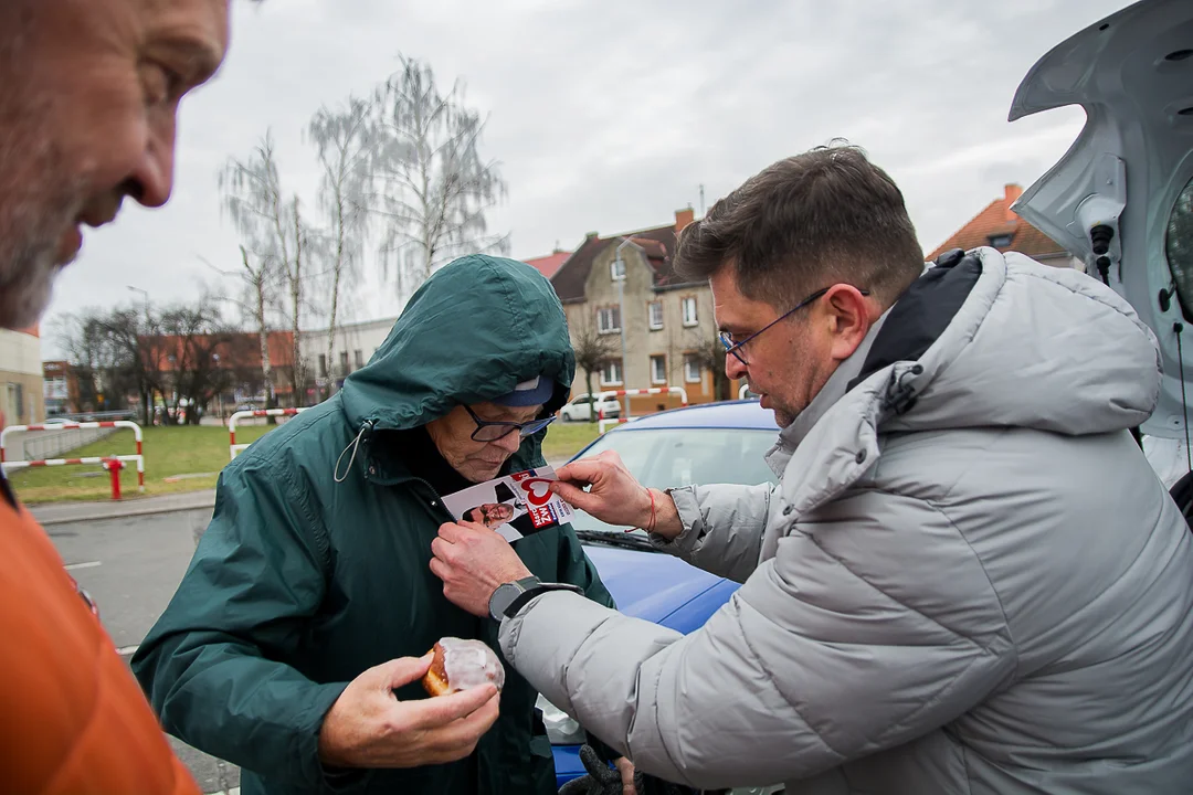 Przedwyborczy tłusty czwartek w Jarocinie. Kandydat PO KO na burmistrza i kandydaci Ziemi Jarocińskiej rozdawali pączki