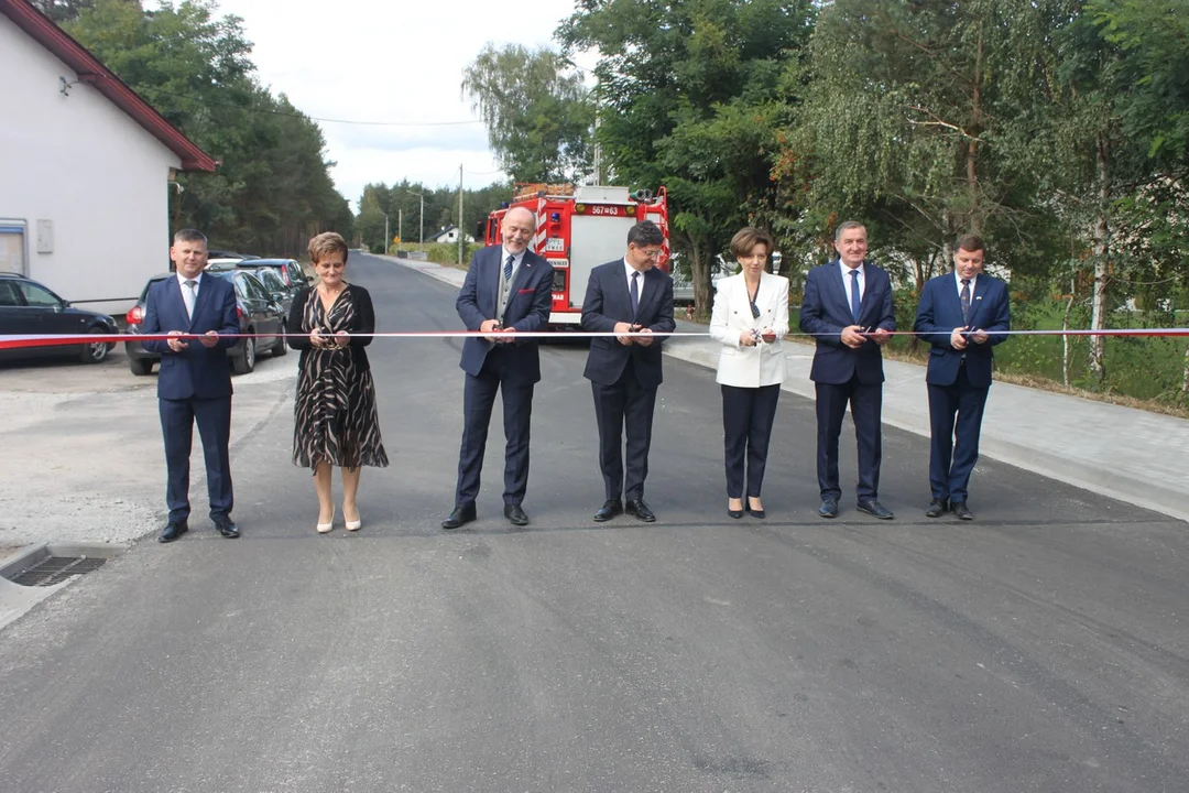 Minister Marlena Maląg otworzyła drogę Białobłoty-Orlina Duża. Towarzyszyli jej posłowie i samorządowcy