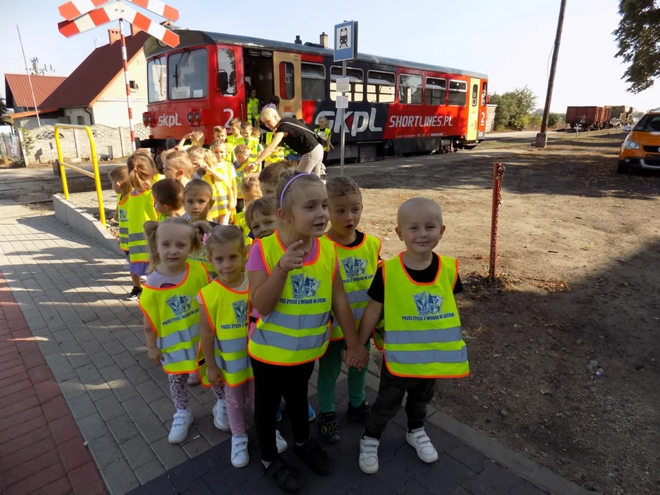 Przedszkolaki ze "Słonecznego" zwiedziły dworzec kolejowy w Kowalewie [ZDJĘCIA] - Zdjęcie główne