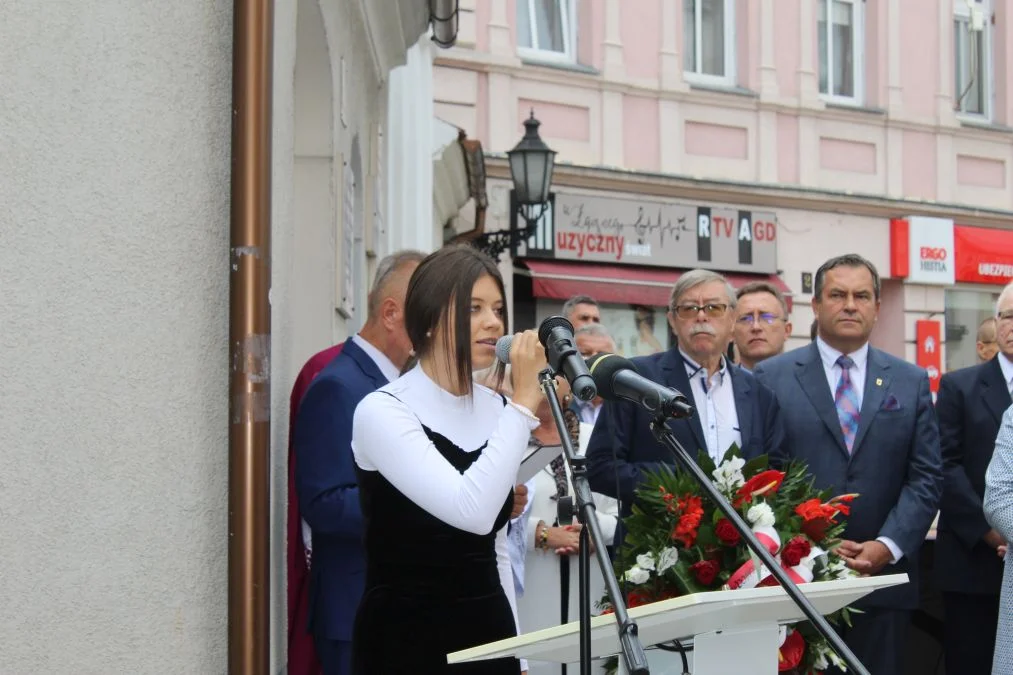 Jarocin. Odsłonięcie tablicy poświęconej kolporterom gazety konspiracyjnej "Dla Ciebie, Polsko" i koncert patriotyczny w JOK-u