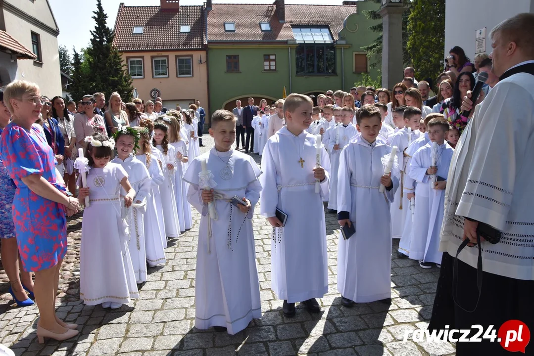 Pierwsza Komunia Święta w Rawiczu. 137 dzieci przyjęło sakrament (ZDJĘCIA) - Zdjęcie główne