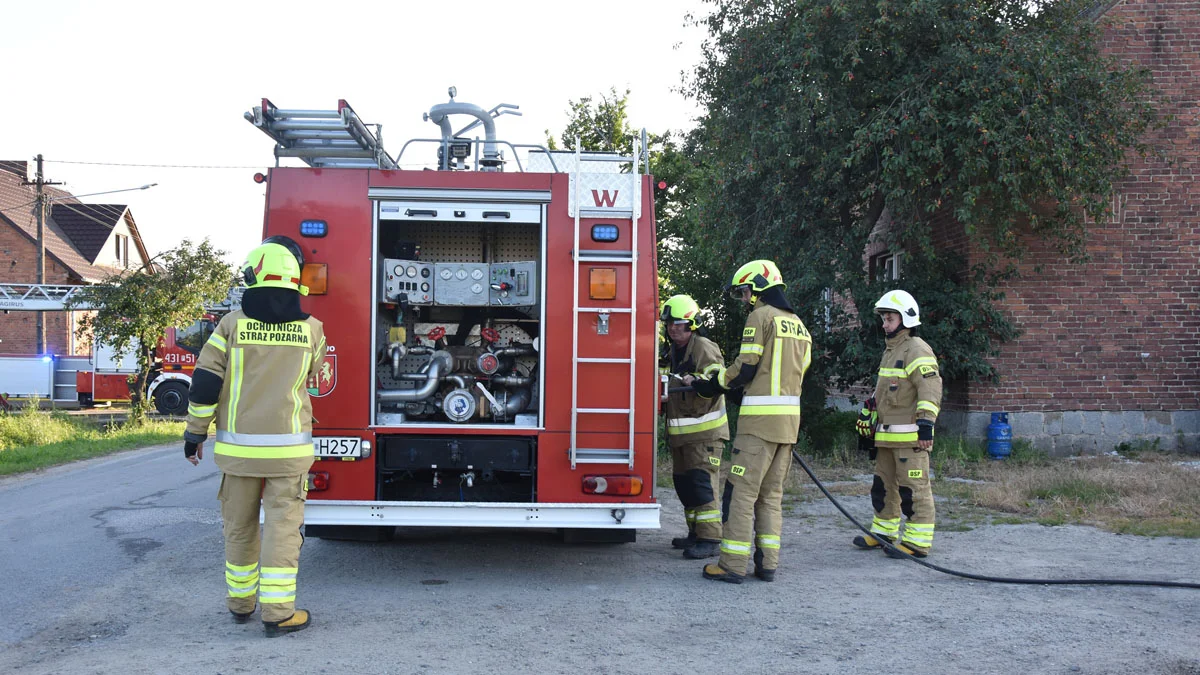 Strażacy ochotnicy oraz JRG Gostyń w akcji gaszenia pożarów