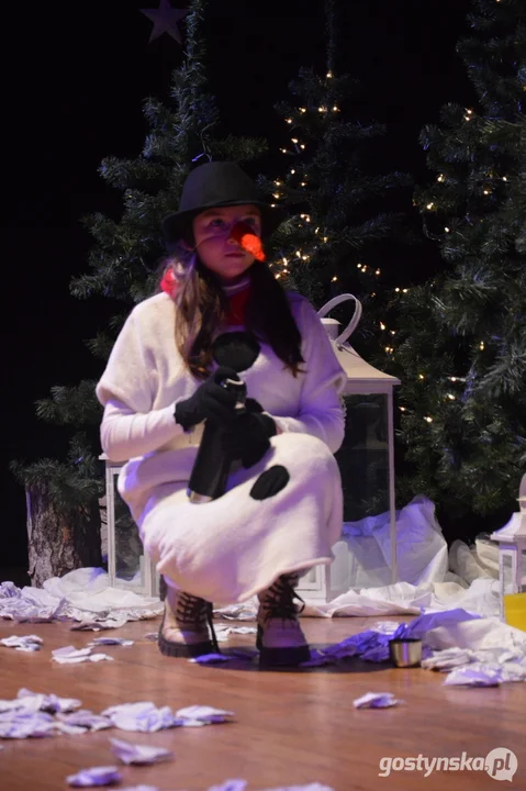 Spektakl "Gdzie jesteś Święty Mikołaju?' w wykonaniu Grupy Teatralnej "Na Fali" z Krobi